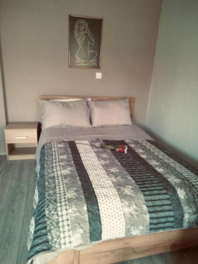 Minimal & cozy ΣΤΟΥΝΤΙΟ ΜΕ ΔΩΡΕΑΝ ΧΩΡΟ ΣΤΑΘΜΕΥΣΗΣ